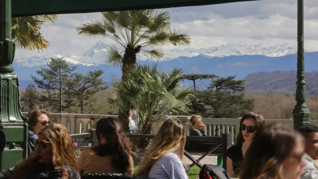 Terrasse sur le boulevard des Pyrénées - Pau