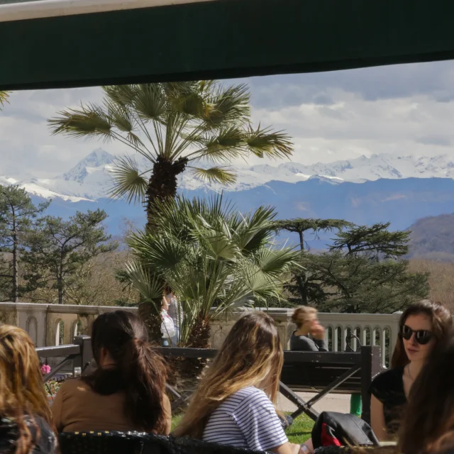 Terrasse sur le boulevard des Pyrénées - Pau