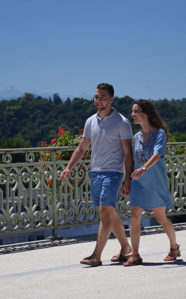 En couple sur le boulevard des Pyrénées - Pau