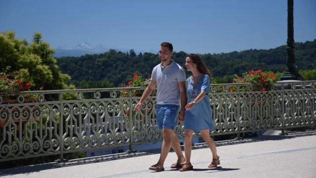 En couple sur le boulevard des Pyrénées - Pau