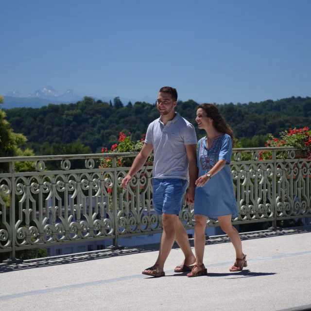 En couple sur le boulevard des Pyrénées - Pau