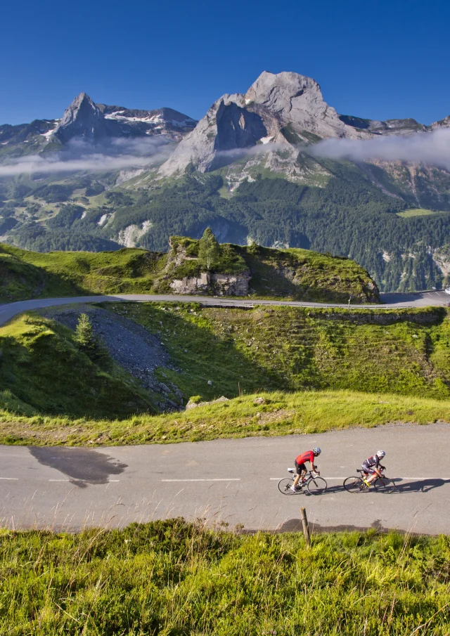 Cyclotouriste Col Aubisque Ossau Pyrenees Cdt64 Ziklo