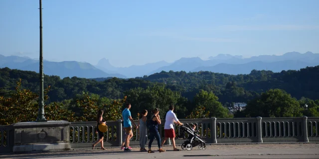 The boulevard des Pyrénées with your family - Pau