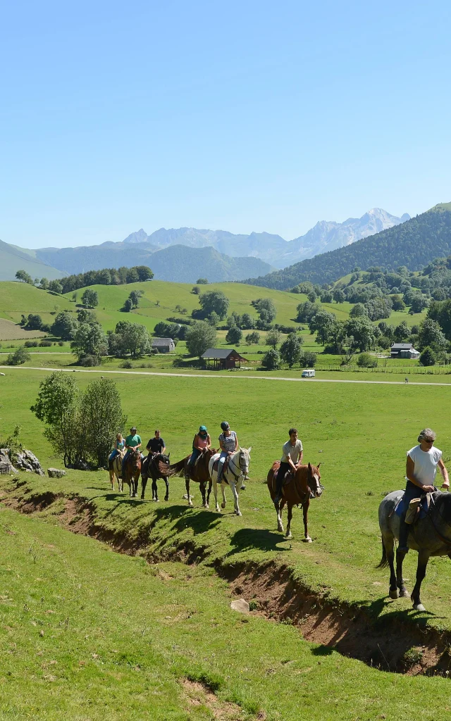 Equitación Pirineos Plateau Benou Vallee Aspe Pau Pirineos Turismo