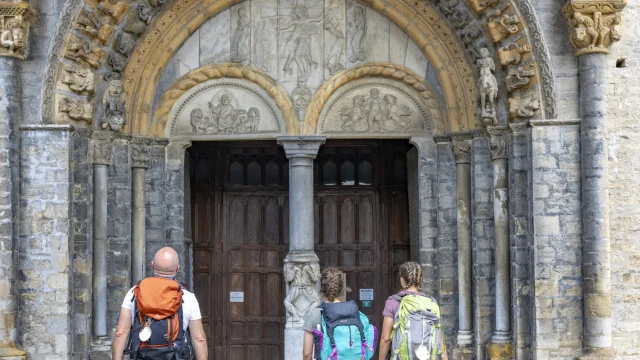 Randonneurs Compostelle Cathedrale Sainte Marie A Oloron 005 Afcc Jj Gelbart