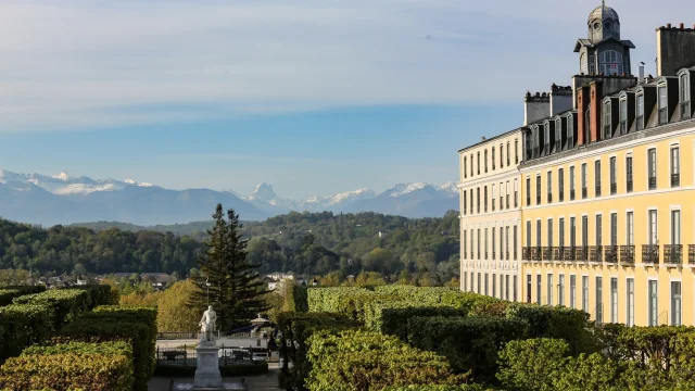 Les Pyrénées - Vue sur la chaîne depuis la place royale - Pau